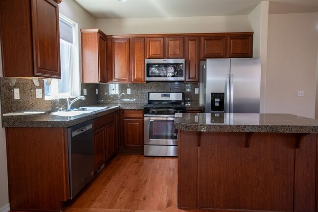 Building Photo - Light and Bright Beautiful 3 bedroom Home!