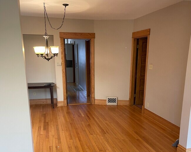 Dining room - 1211 W Newport Ave
