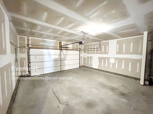 Building Photo - Spacious and Beautiful 5-Bedroom Home / Av...