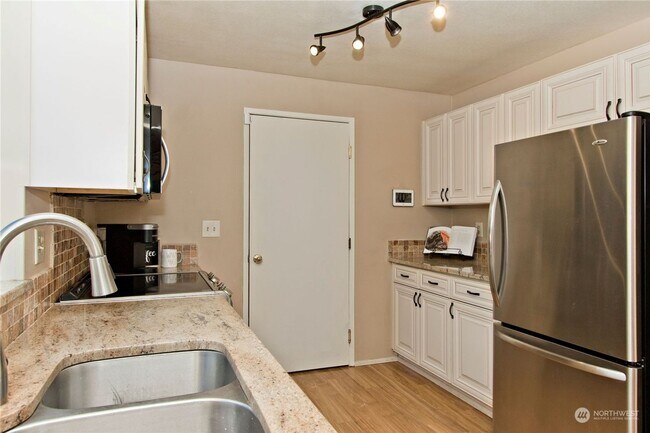 Building Photo - Charming 4 Bedroom home with fenced yard a...