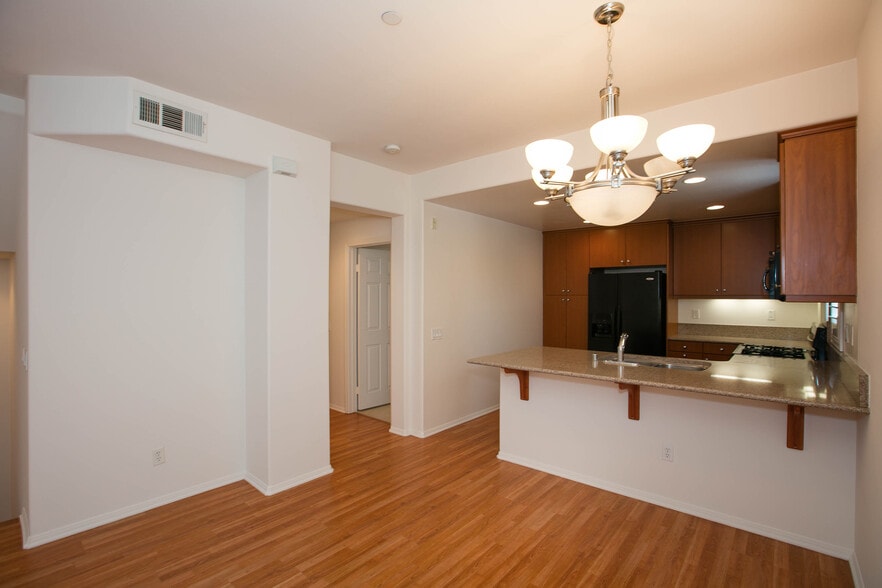 Building Photo - 720 S San Fernando Blvd