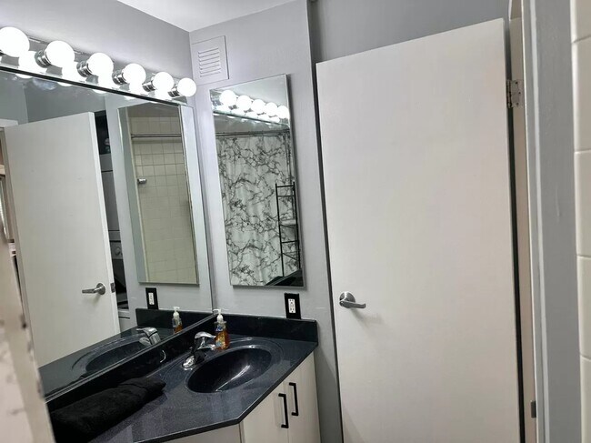 Building Photo - 300 Riverfront Dr