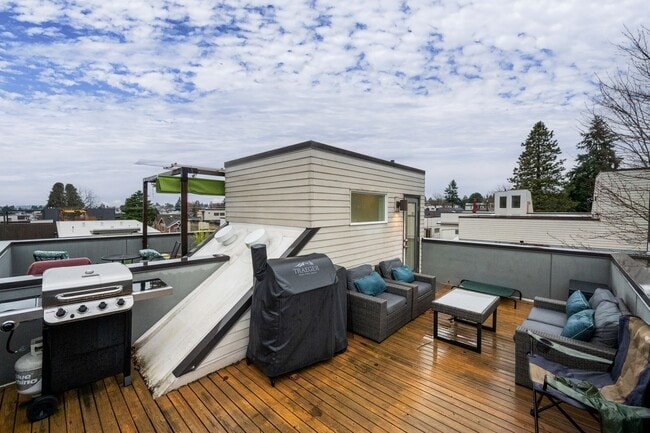 Building Photo - Ballard Townhouse - In Unit Washer/Dryer, Rooftop Deck
