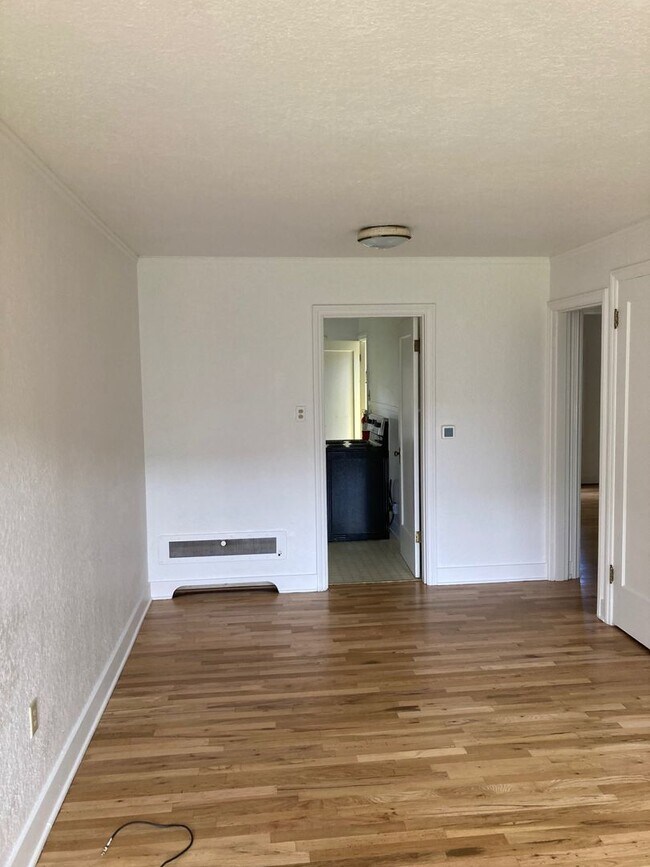 Building Photo - A great connection make all the difference!