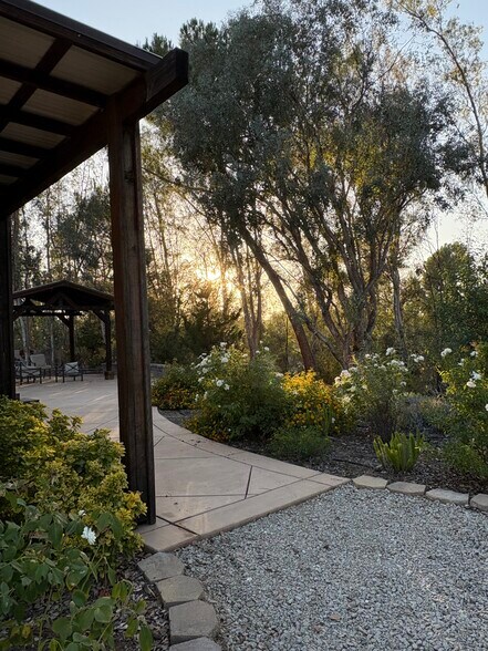 Building Photo - 35635 Glenoaks Rd