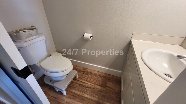 Building Photo - Stylish and Modern 3 BD | 2.5 BA Home - Mo...