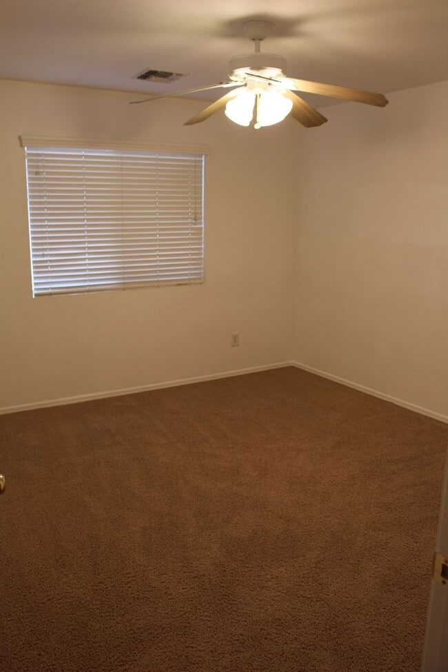 Building Photo - 4 bed 2.5 bath Magic Ranch Home