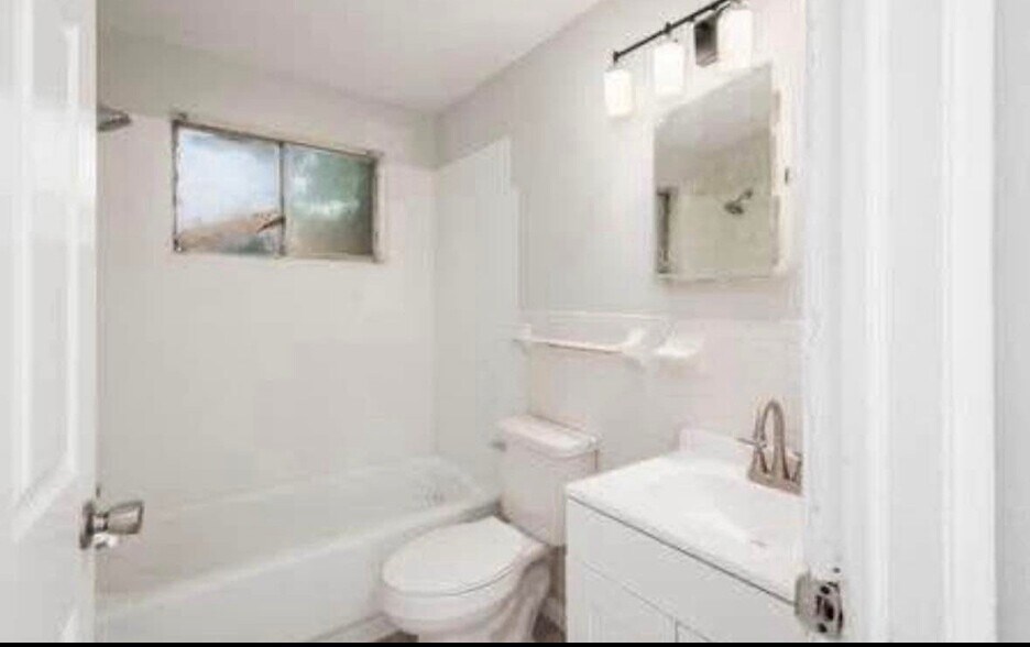 Building Photo - 1954 Oakland Park Ave