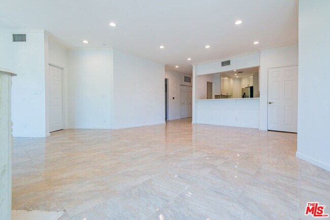 Building Photo - 458 N Oakhurst Dr