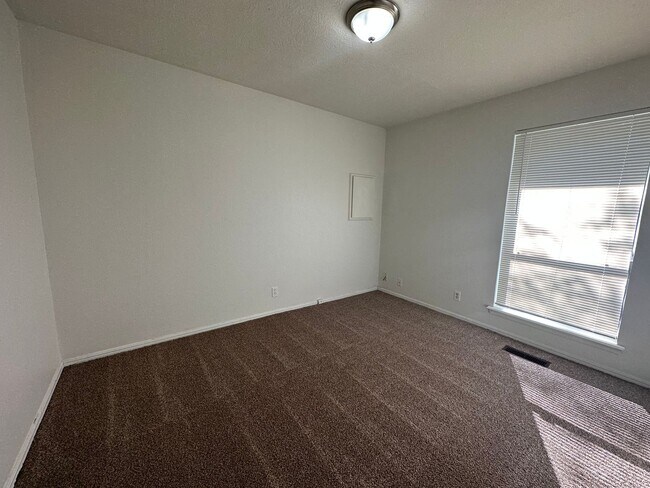 Building Photo - 2 Bed 2 Bath duplex on 10th and Council