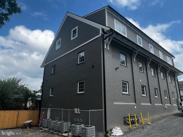 Building Photo - 215 E Linden St