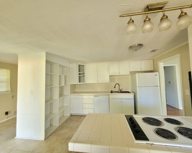 Building Photo - 15 Audusson Ave