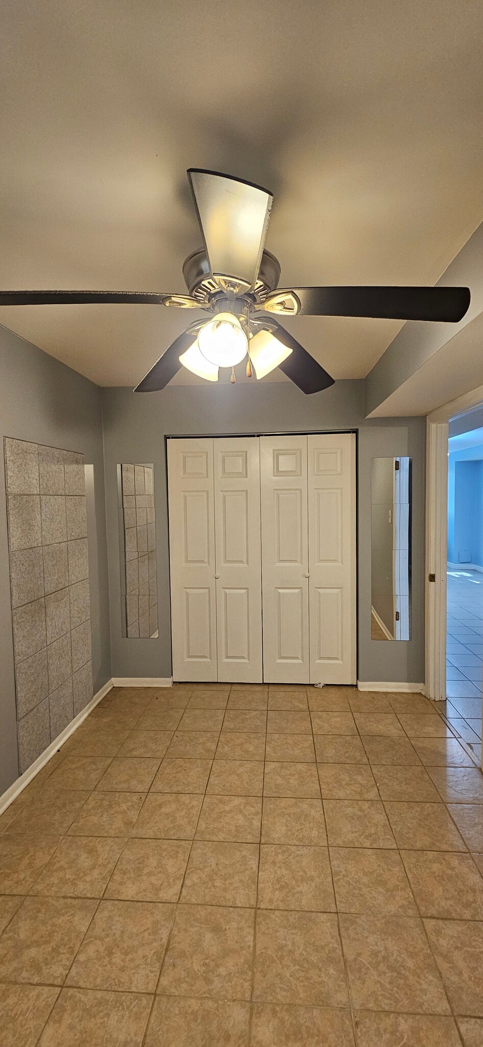 Building Photo - 2444 W Homer St