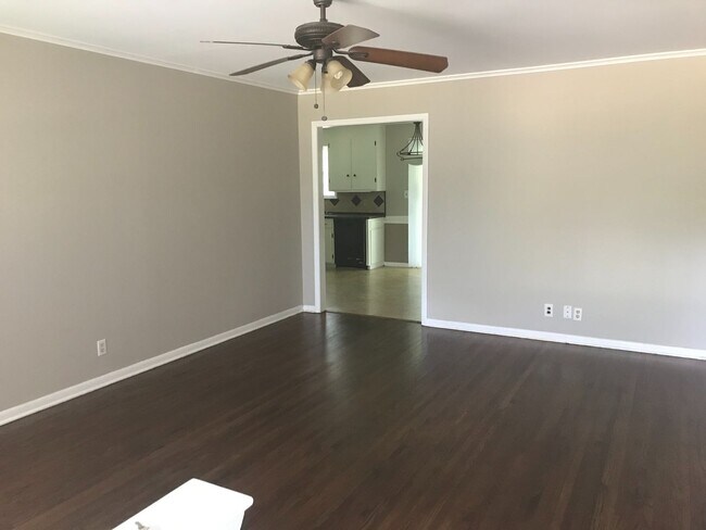 Building Photo - 3 bedrooms, 1.5 bath, close to Brookside restaurants, shopping and entertainment.