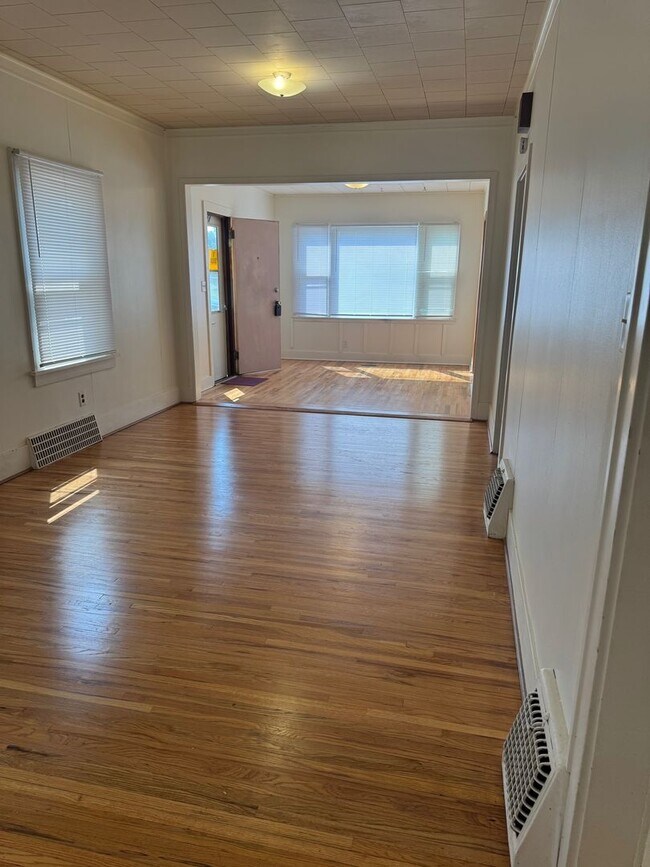 Building Photo - Cozy 2 Bedroom Home – Lawn Care & Snow Removal Included!