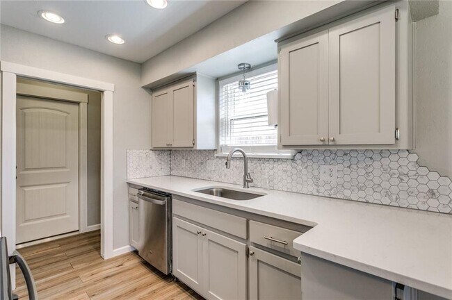 Building Photo - 1022 Garden Grove