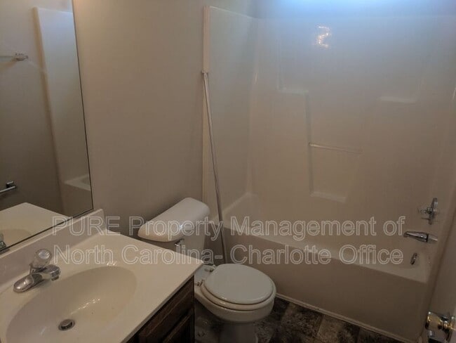 Building Photo - 3717 Signet Dr