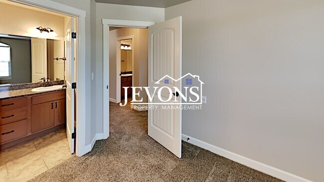 Building Photo - Spacious duplex with master bedroom, backy...