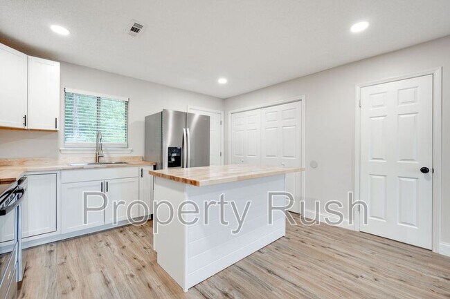 Building Photo - 2323 Green Forest Dr
