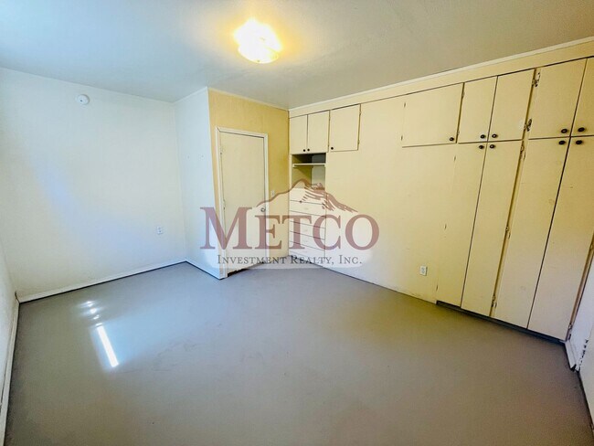 Building Photo - Spacious 4 Bedroom House In Springfield!