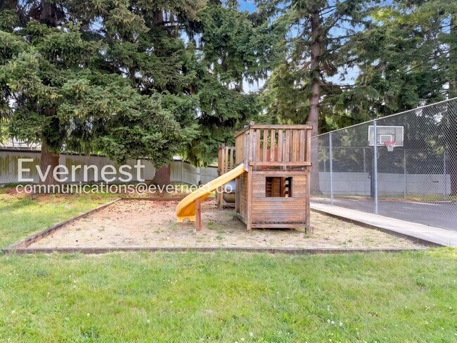 Building Photo - 2 Bed, 1.5 Bath Condo with Off-Street Parking / Available Now!