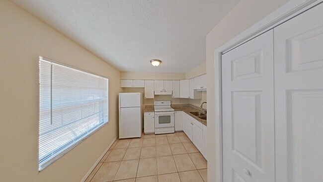 Building Photo - 921 E Poinsettia Ave