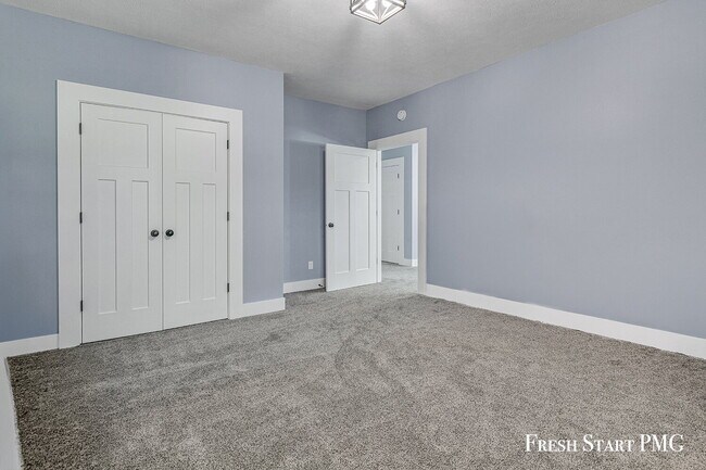Building Photo - Spacious 6-Bedroom Retreat in Rockford with 3.5 Luxurious Baths