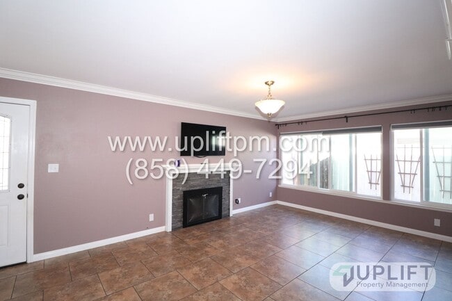Building Photo - 3 bed 2 bath House With Solar And Communit...