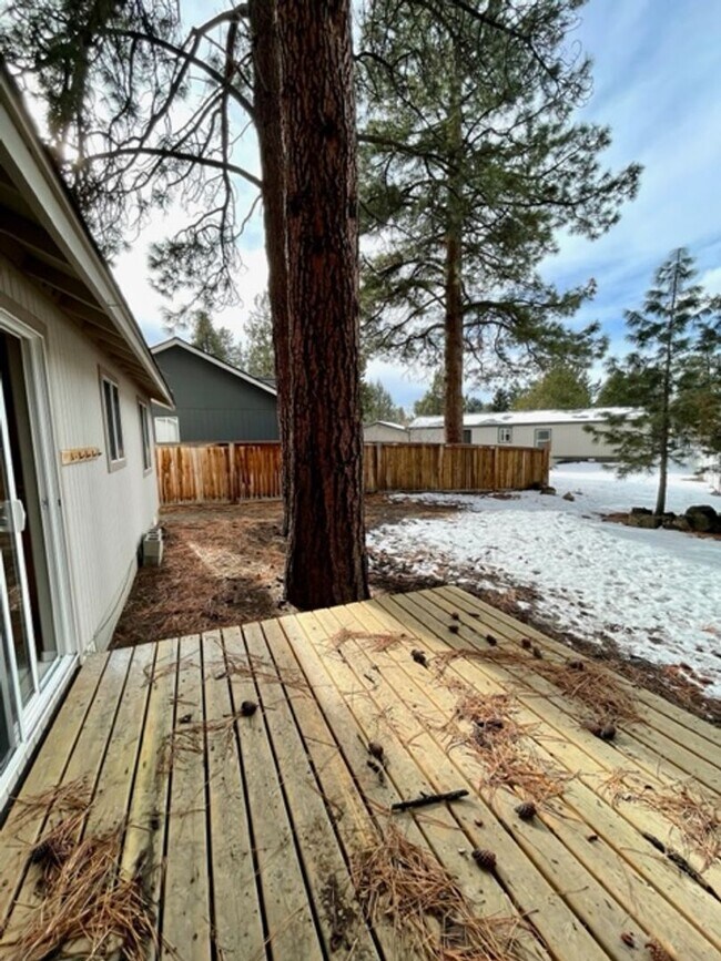 Building Photo - Beautiful 3 Bedroom Single Level home near...