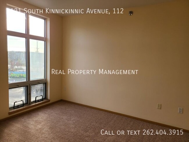 Building Photo - 2121 S Kinnickinnic Ave