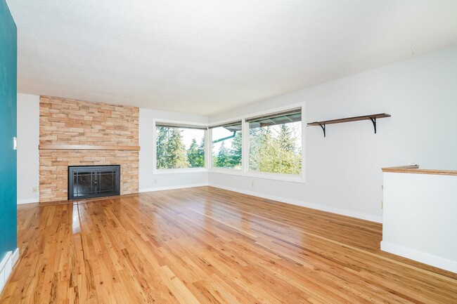 Building Photo - Beautiful 4 bed 2.5 bath Lake Forest Park ...