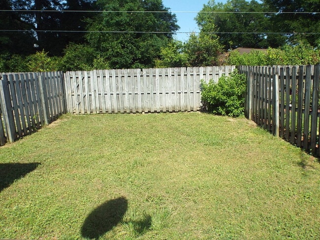 Building Photo - 2BR/1BA with Fenced Yard – Lawn Care Inclu...