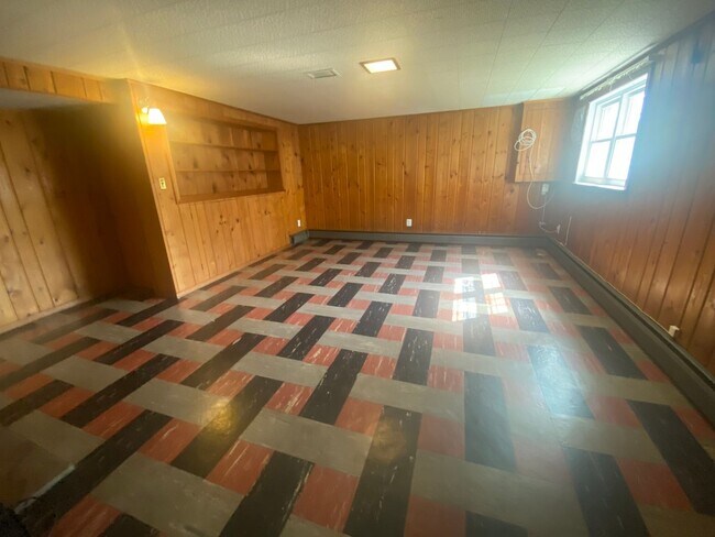 Building Photo - NICE  3BR RAMBLER CLOSE TO NIH