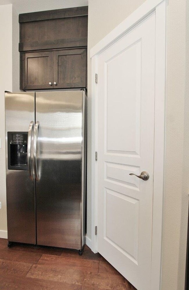 Building Photo - Immaculate Townhouse w/2 Car-Garage
