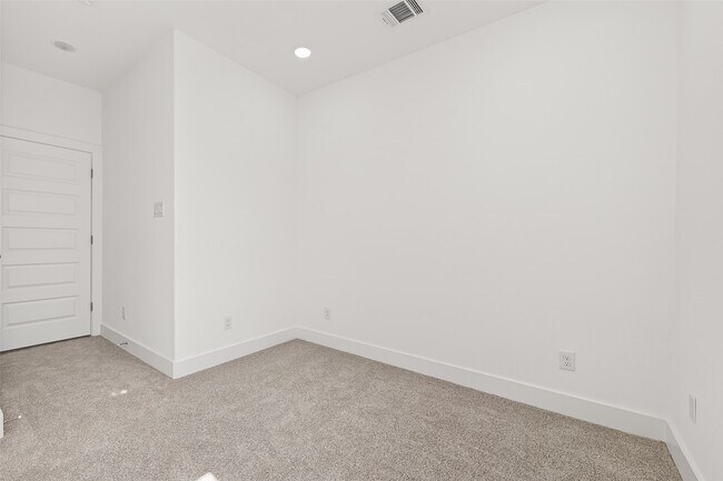 Building Photo - 5304 Lynnfield St