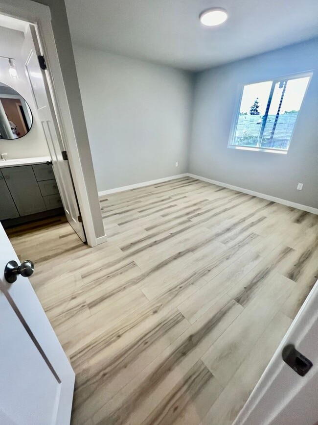 Building Photo - Come check out this stunning duplex! **MOVE IN SPECIAL $600.00 OFF FIRST'S MONTH'S RENT!**