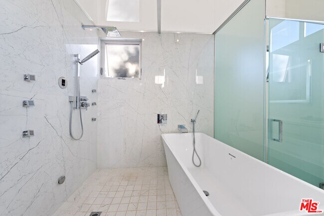 Building Photo - 28405 Via Acero St