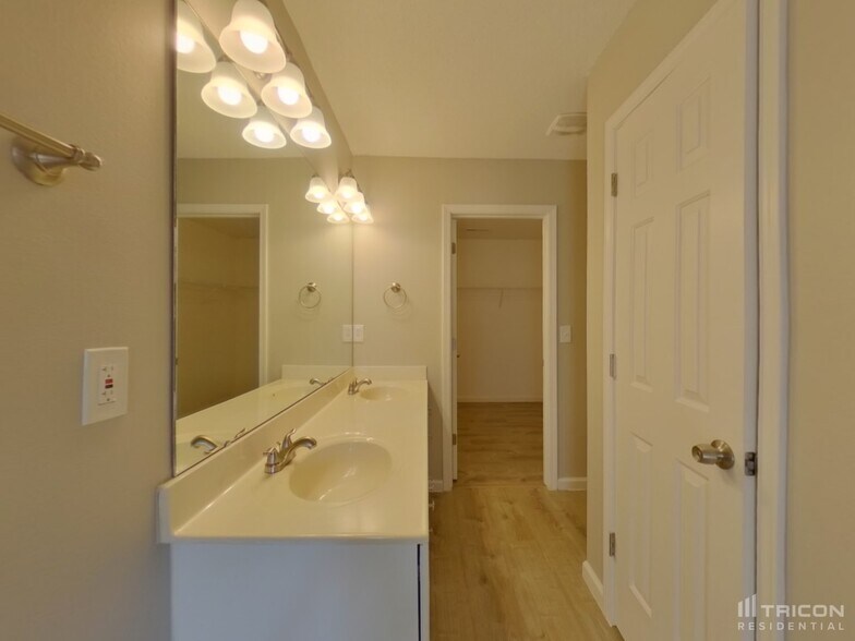 Building Photo - 3733 Eskdale Dr