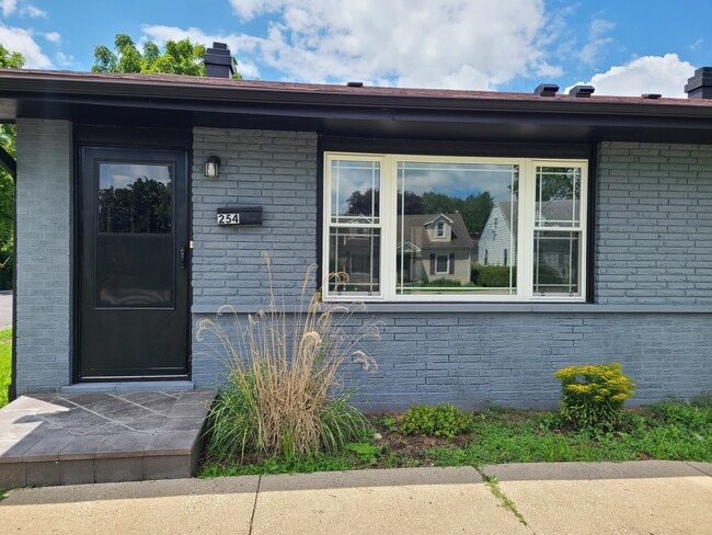 Primary Photo - 254 N Slusser St