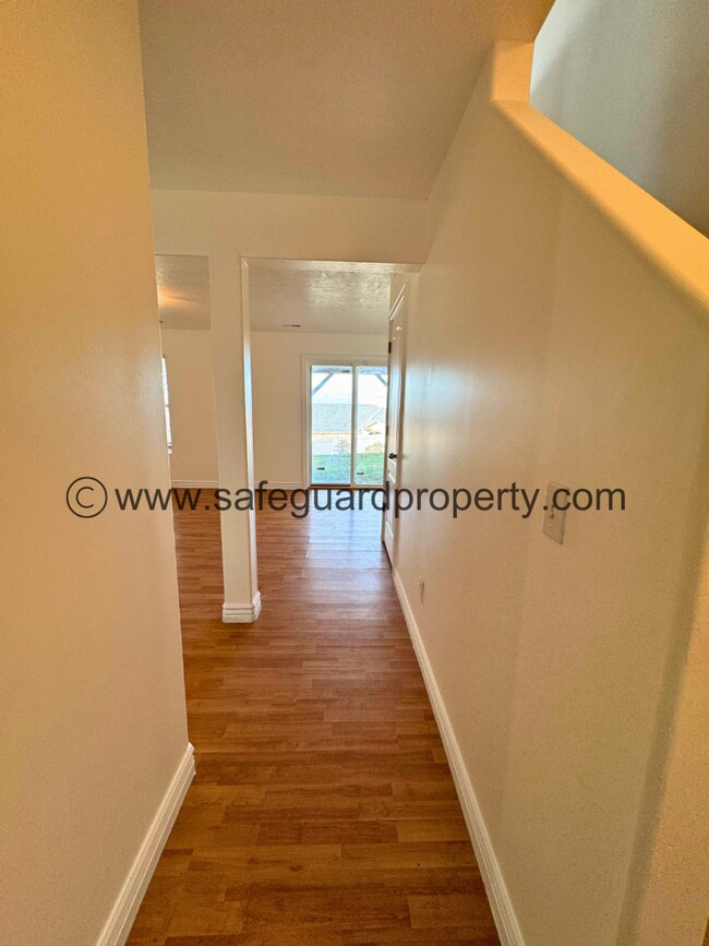 Building Photo - Amazing Draper Townhome with Mountain Views!