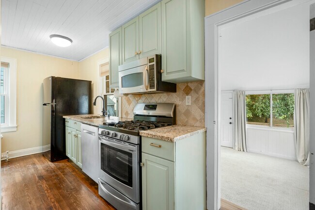 Building Photo - 467 Pelhamdale Ave