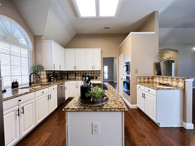 Building Photo - 10401 Forrest Dr