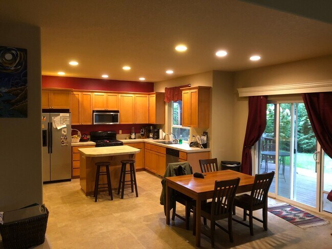 Building Photo - Large 4 Bedroom House in Newberg. Great Location!