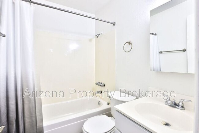 Building Photo - 1702 W Vogel Ave