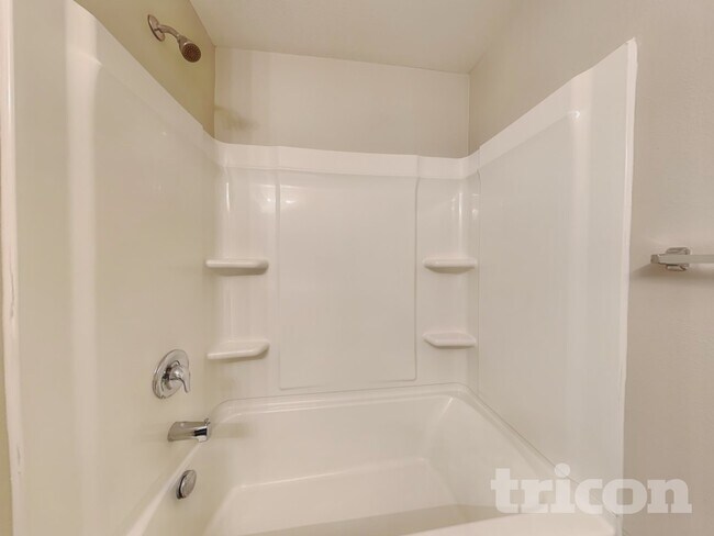 Building Photo - 2831 Village Center Dr