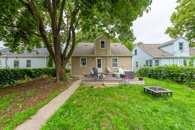 Building Photo - Lovely 3 Bedroom Home in Minneapolis