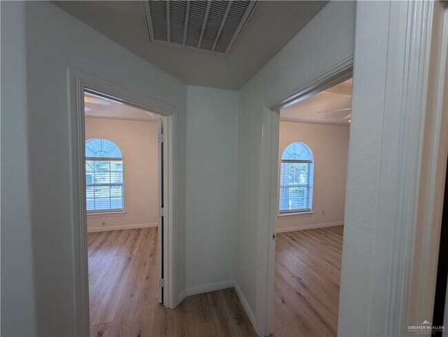 Building Photo - 25 Robin Ave