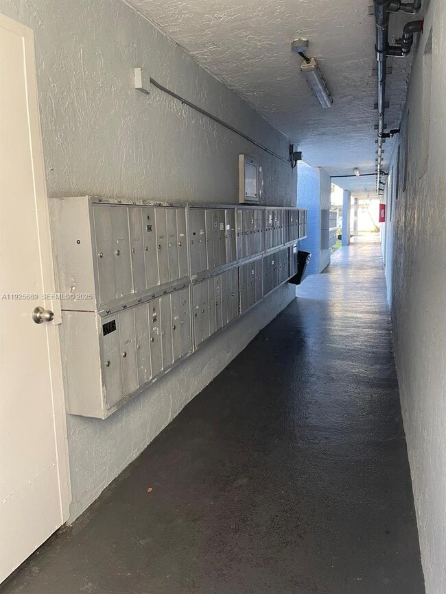 Building Photo - 9375 Fontainebleau Blvd