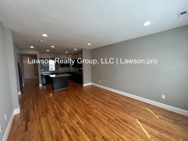 Building Photo - Luxurious Colonial Green Townhome