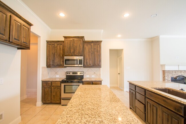 Building Photo - Beautifully crafted 4-2-2 home in Fort Worth.